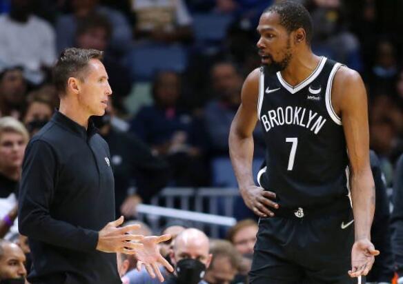 他在接受采 他在接受采